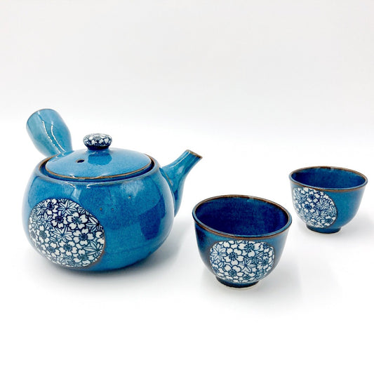 Yokode Kyusu teapot. Blue with floral motif and two matching tea cups